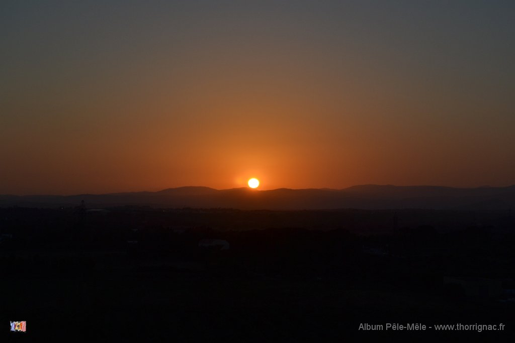 DSC 0006.JPG - Coucher de soleil sur le massif des Maures. 15 juin 2012. 20H05